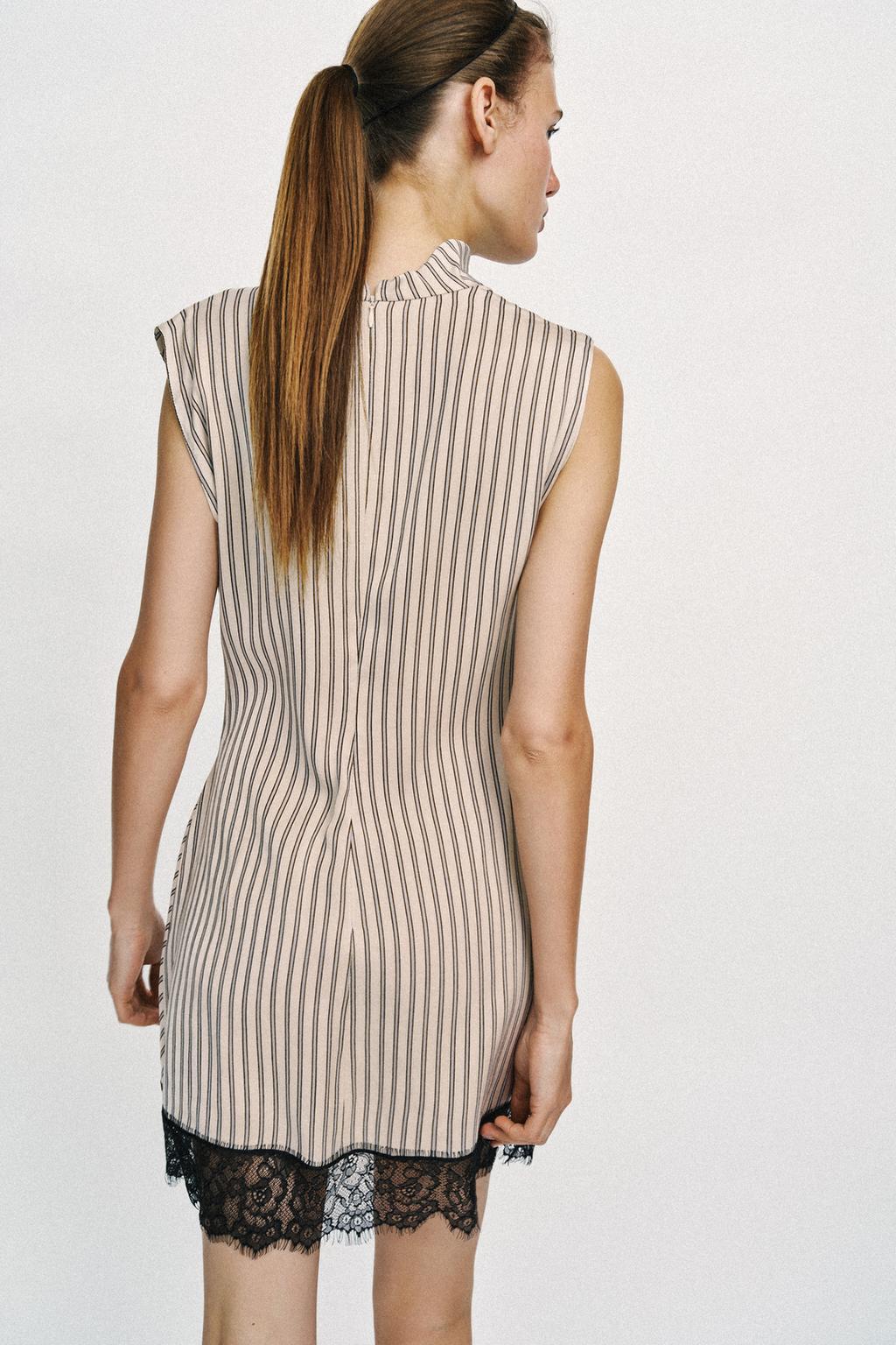 МИНИ-ПЛАТЬЕ В ПОЛОСКУ С КРУЖЕВОМ