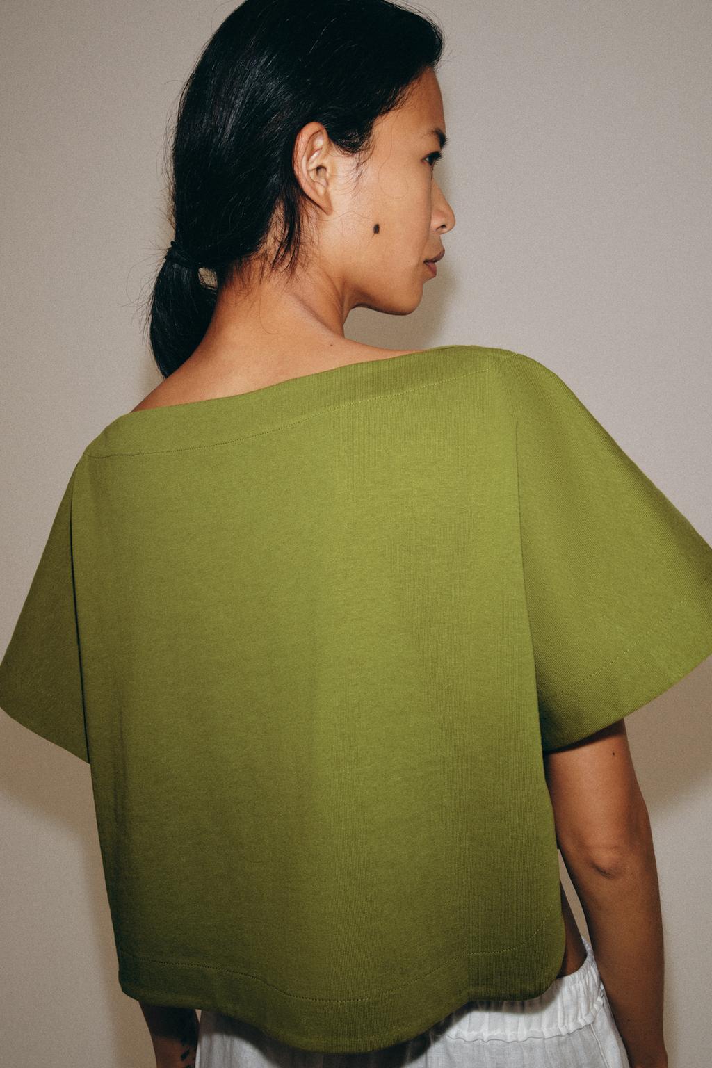 КРОП-ТОП С ЭФФЕКТОМ НАКИДКИ