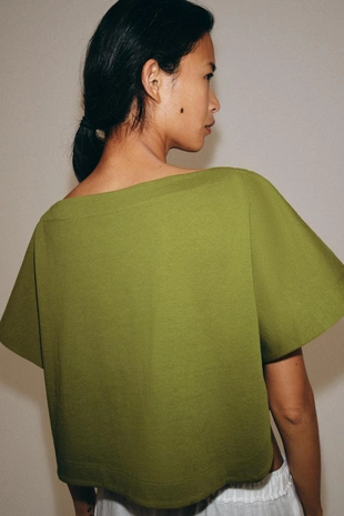 Кроп-топ с эффектом накидки