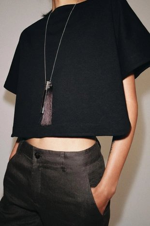 Кроп-топ с эффектом накидки