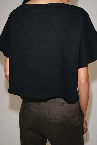 Кроп-топ с эффектом накидки