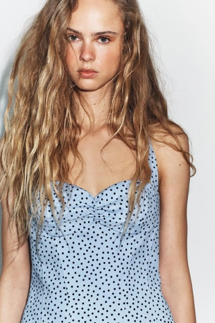 Топ с горловиной халтер и круглым вырезом в горошек