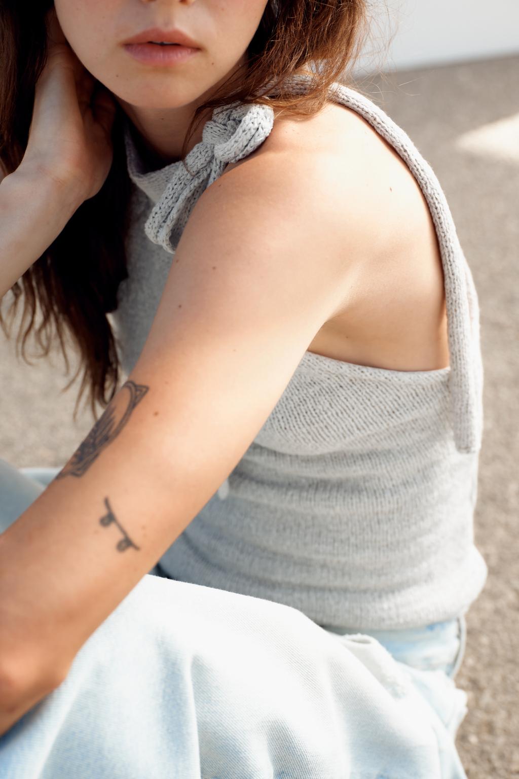 ТОП ИЗ ТКАНИ С ЭФФЕКТОМ ПОД ЛЕН С ГОРЛОВИНОЙ ХАЛТЕР