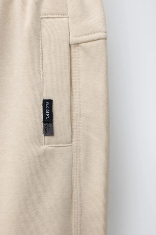 Шорты из мягкой ткани с этикеткой