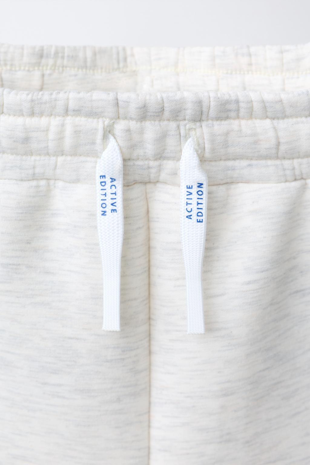 СПОРТИВНЫЕ ШОРТЫ-БЕРМУДЫ С ЛОГОТИПОМ