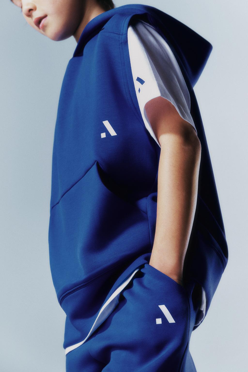 ЖИЛЕТ С КАПЮШОНОМ, СПОРТИВНЫЙ ЛОГОТИП