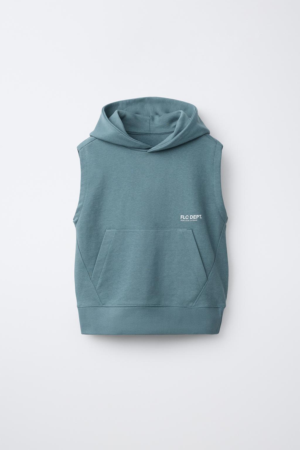 ФЛИСОВЫЙ ЖИЛЕТ С КАПЮШОНОМ И НАДПИСЬЮ