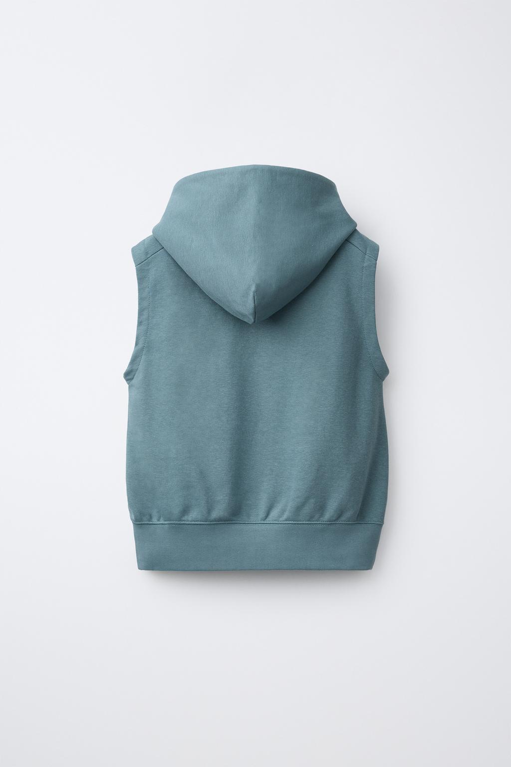 ФЛИСОВЫЙ ЖИЛЕТ С КАПЮШОНОМ И НАДПИСЬЮ