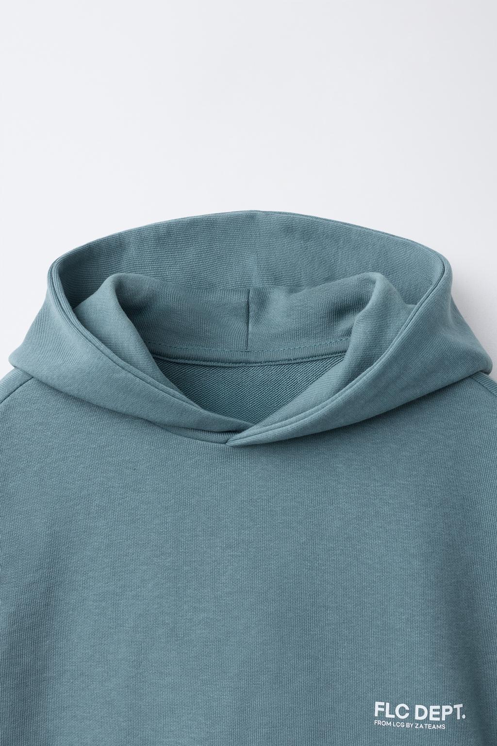 ФЛИСОВЫЙ ЖИЛЕТ С КАПЮШОНОМ И НАДПИСЬЮ