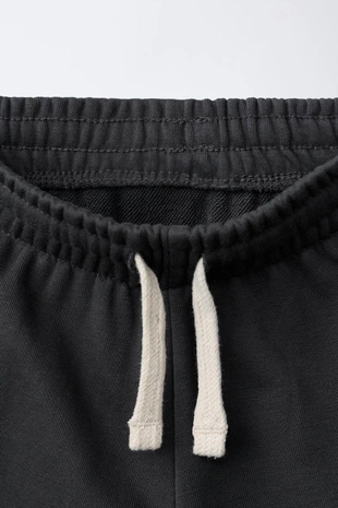 Шорты из мягкой ткани с этикеткой