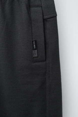 Шорты из мягкой ткани с этикеткой