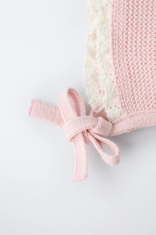 Трикотажный чепчик с контрастным кружевом- Заказать в России