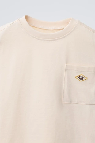 Футболка с нашивкой и карманом