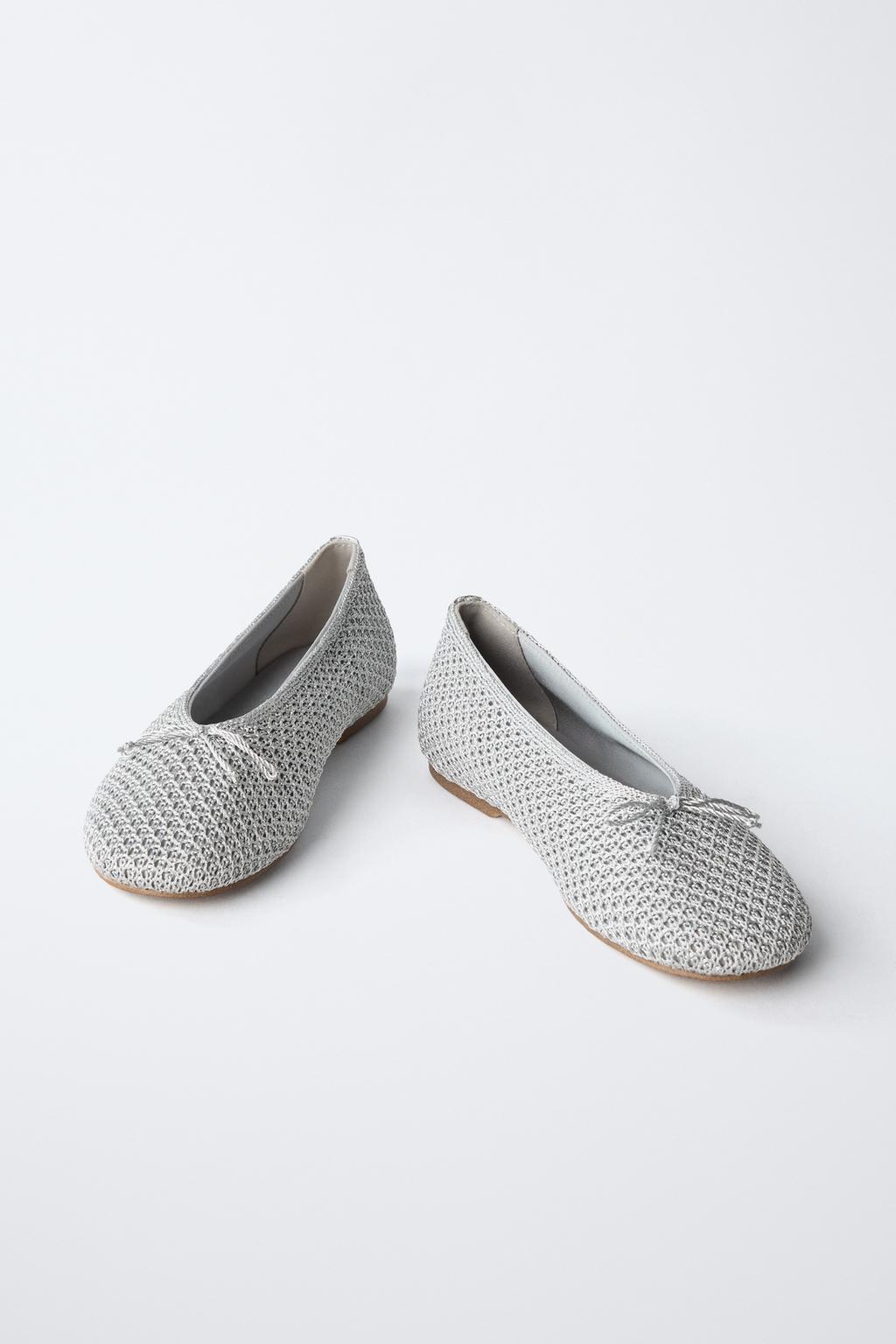 Туфли балетки с металлическими вставками и узором крючком