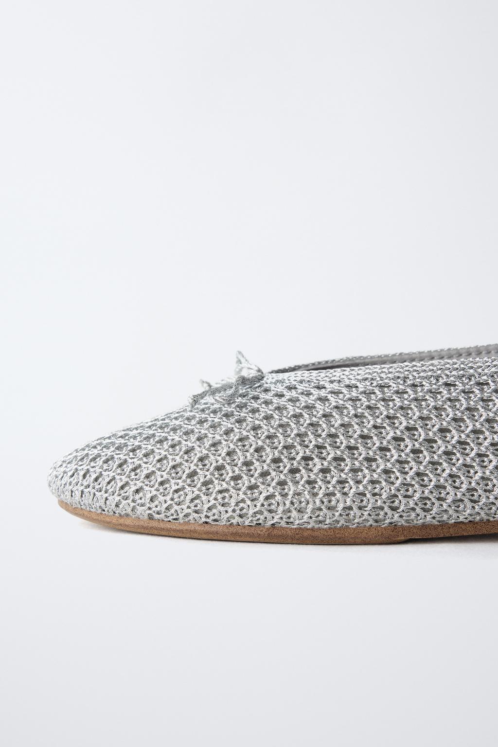 Туфли балетки с металлическими вставками и узором крючком