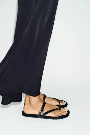 Сандалии на плоской подошве с ремешками из кожи- Заказать в России