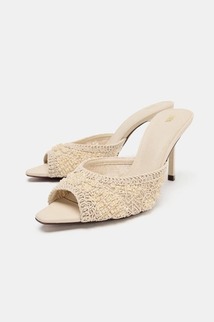 Босоножки на каблуке с аппликациями- Заказать в России