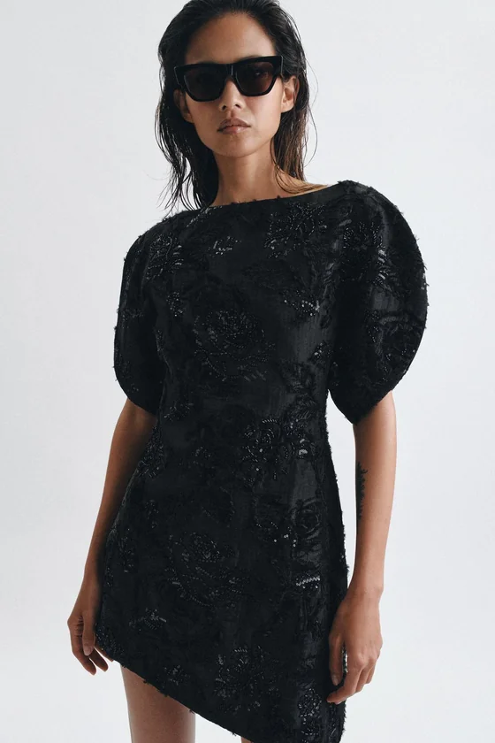КОРОТКОЕ ПЛАТЬЕ С ВЫШИВКОЙ И БУСИНАМИ — коллекция Zara «ZW»