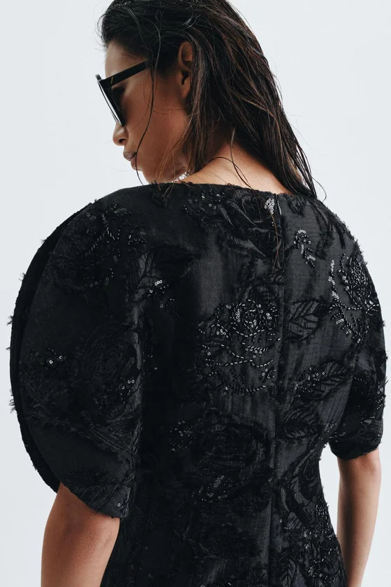 КОРОТКОЕ ПЛАТЬЕ С ВЫШИВКОЙ И БУСИНАМИ — коллекция Zara «ZW»