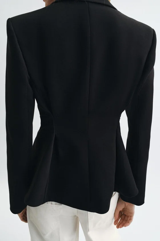 БЛЕЙЗЕР ИЗ РЕЛЬЕФНОЙ ТКАНИ С БАСКОЙ — коллекция Zara «ZW»