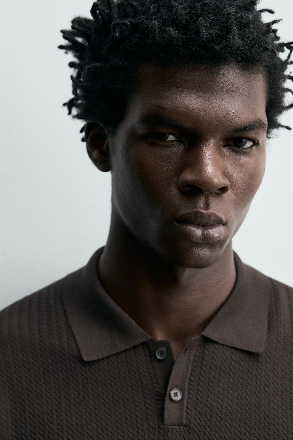 ПОЛО ИЗ РЕЛЬЕФНОГО ТРИКОТАЖА КЛАССИЧЕСКОГО КРОЯ