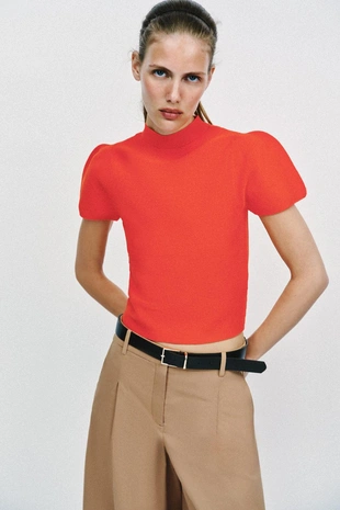 Трикотажный топ с объемными рукавами