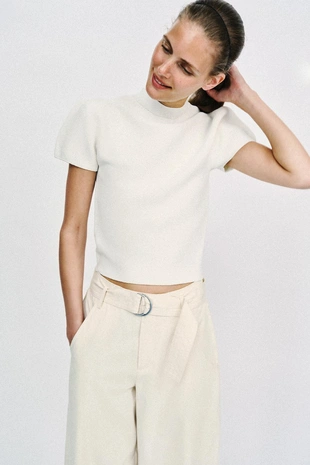 Трикотажный топ с объемными рукавами