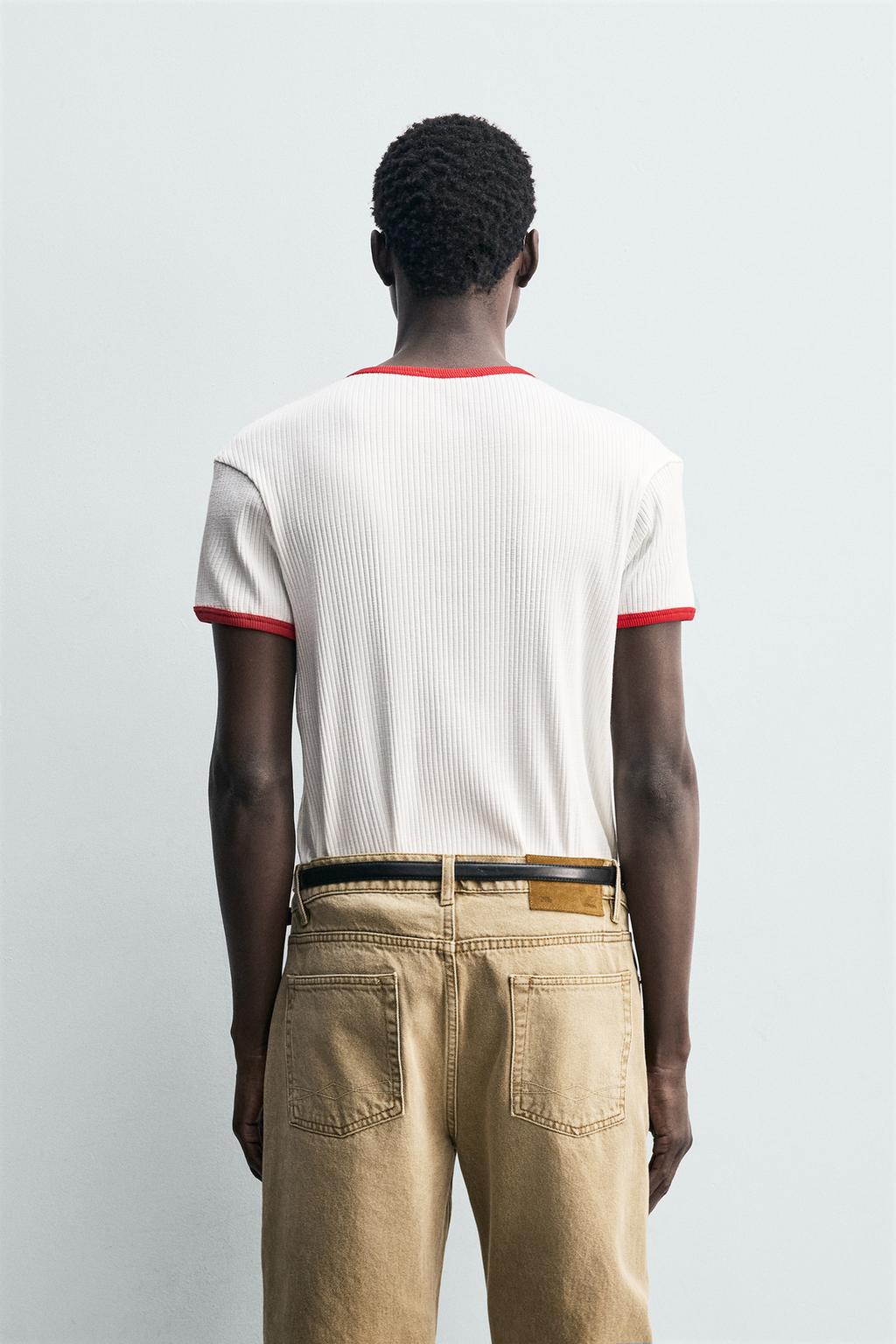 ФУТБОЛКА В РУБЧИК С КОНТРАСТНЫМ ПРИНТОМ