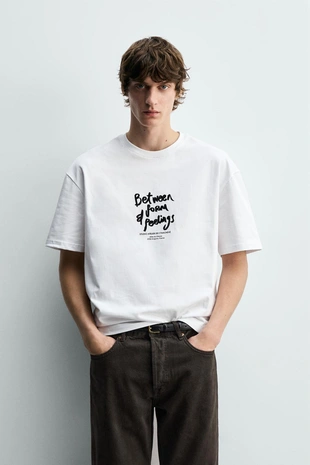 Футболка с текстурным текстом- Заказать в России