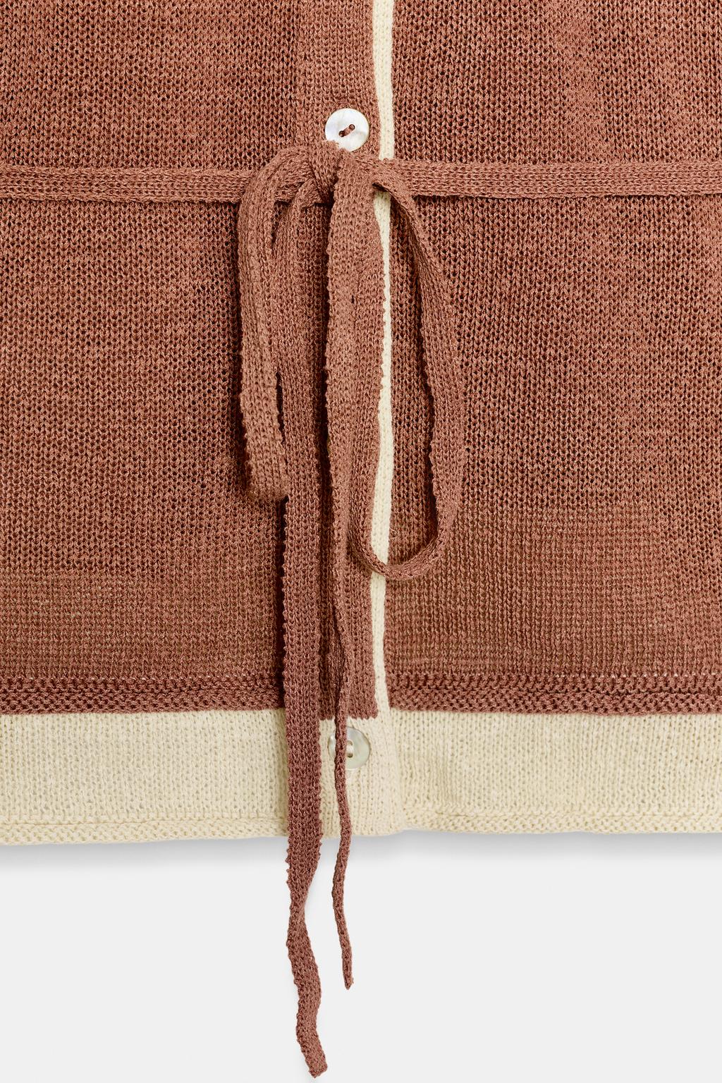 КАРДИГАН С КОНТРАСТНЫМИ ДЕТАЛЯМИ И ПОЯСОМ