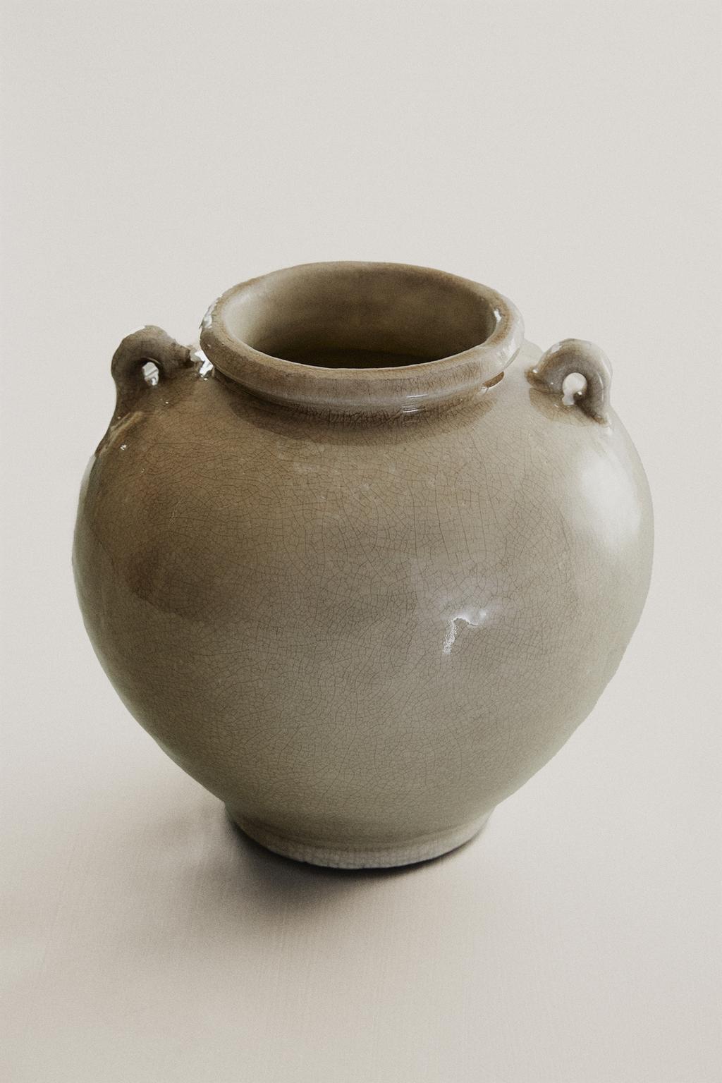 Треснутая керамическая ваза