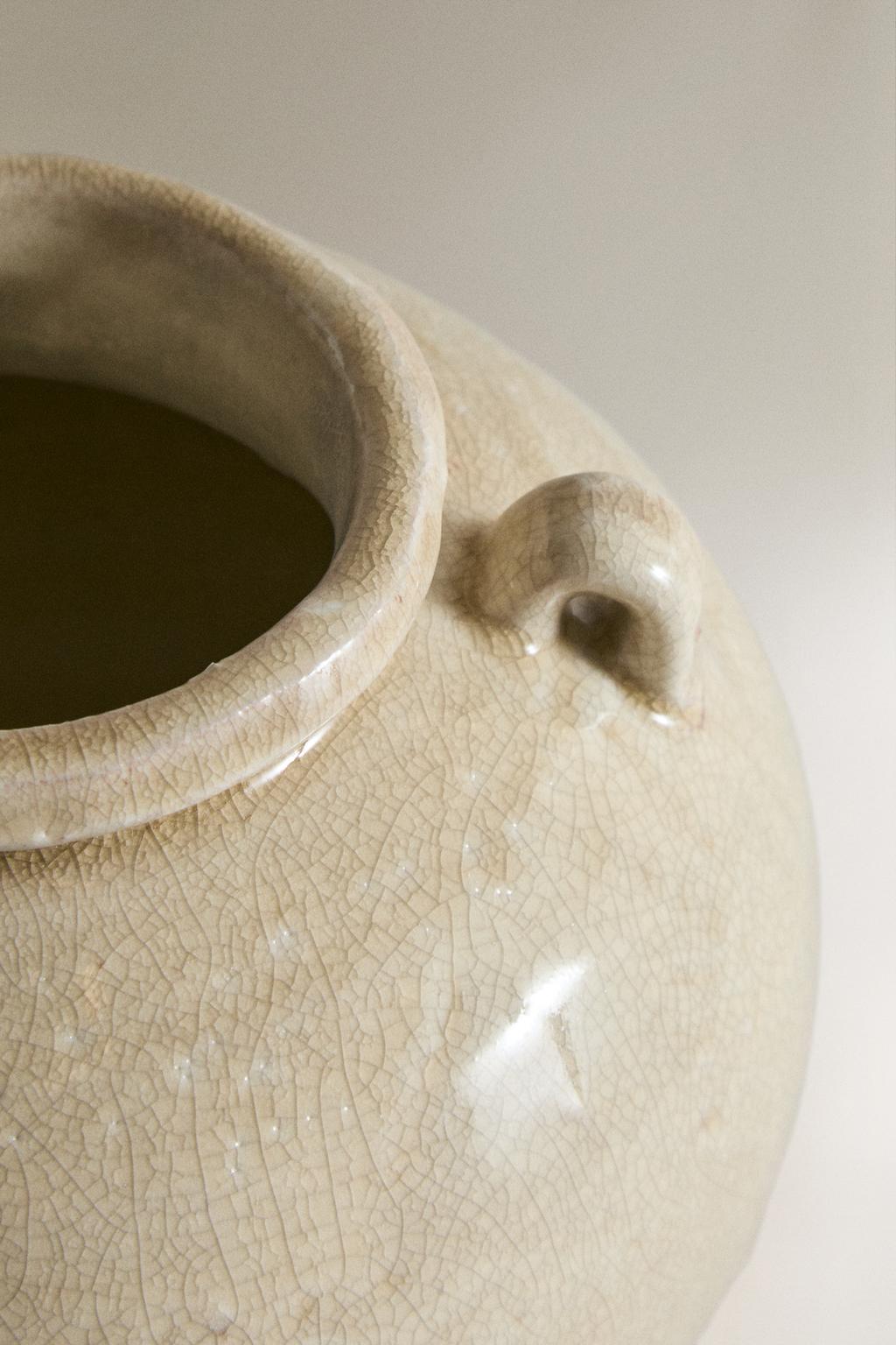 Треснутая керамическая ваза