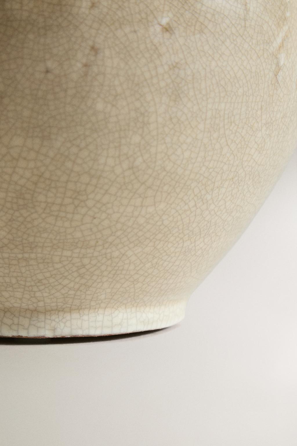 Треснутая керамическая ваза