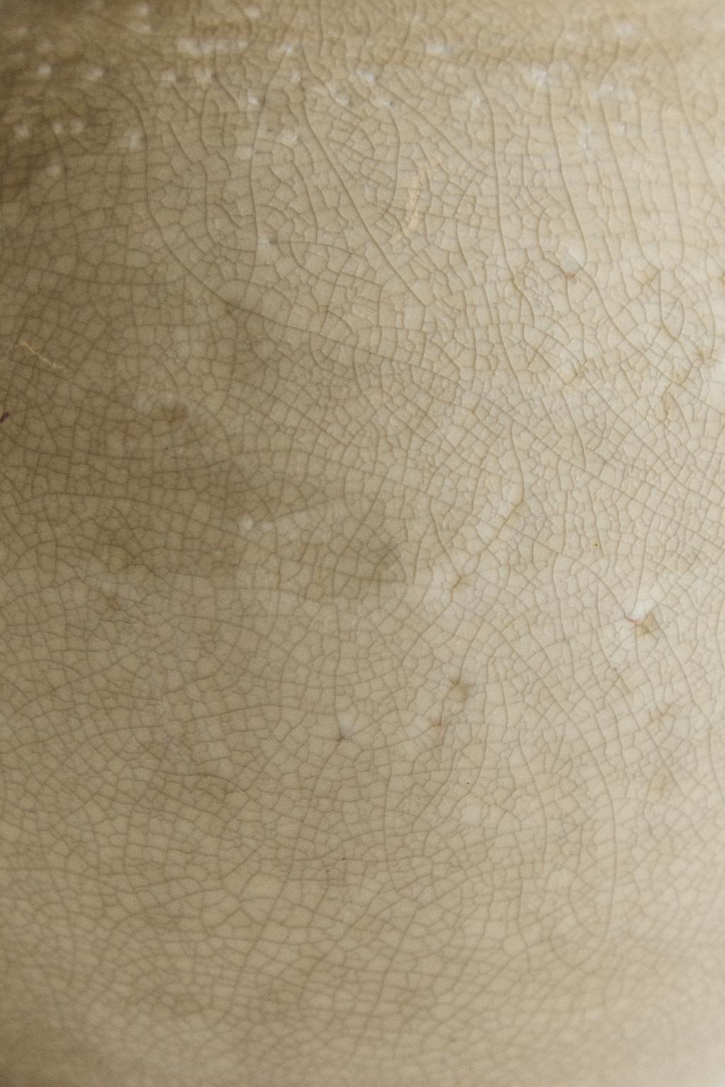 Треснутая керамическая ваза