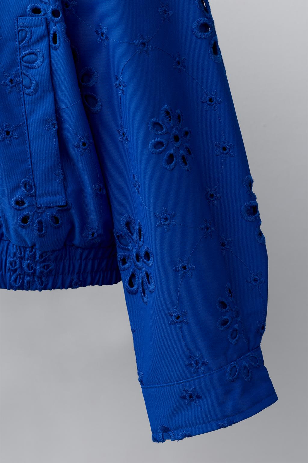 КУРТКА СО ШВЕЙЦАРСКОЙ ВЫШИВКОЙ