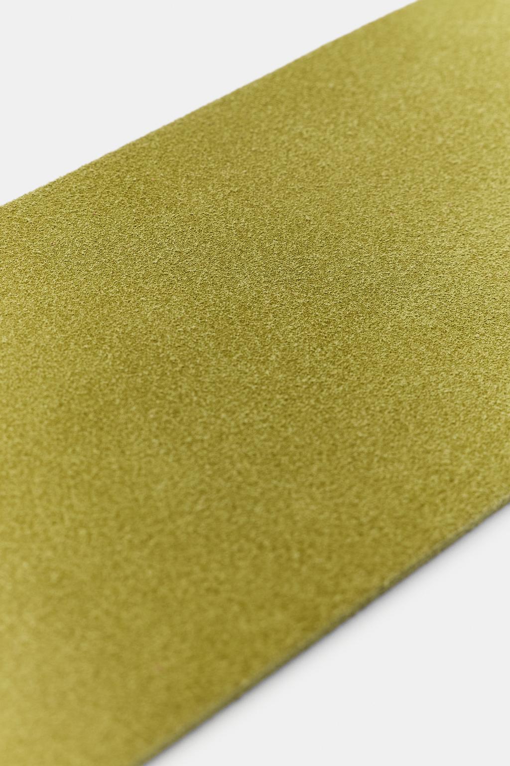 РЕМЕНЬ ИЗ 100% ЗАМШИ С ОБТЯНУТОЙ ПРЯЖКОЙ