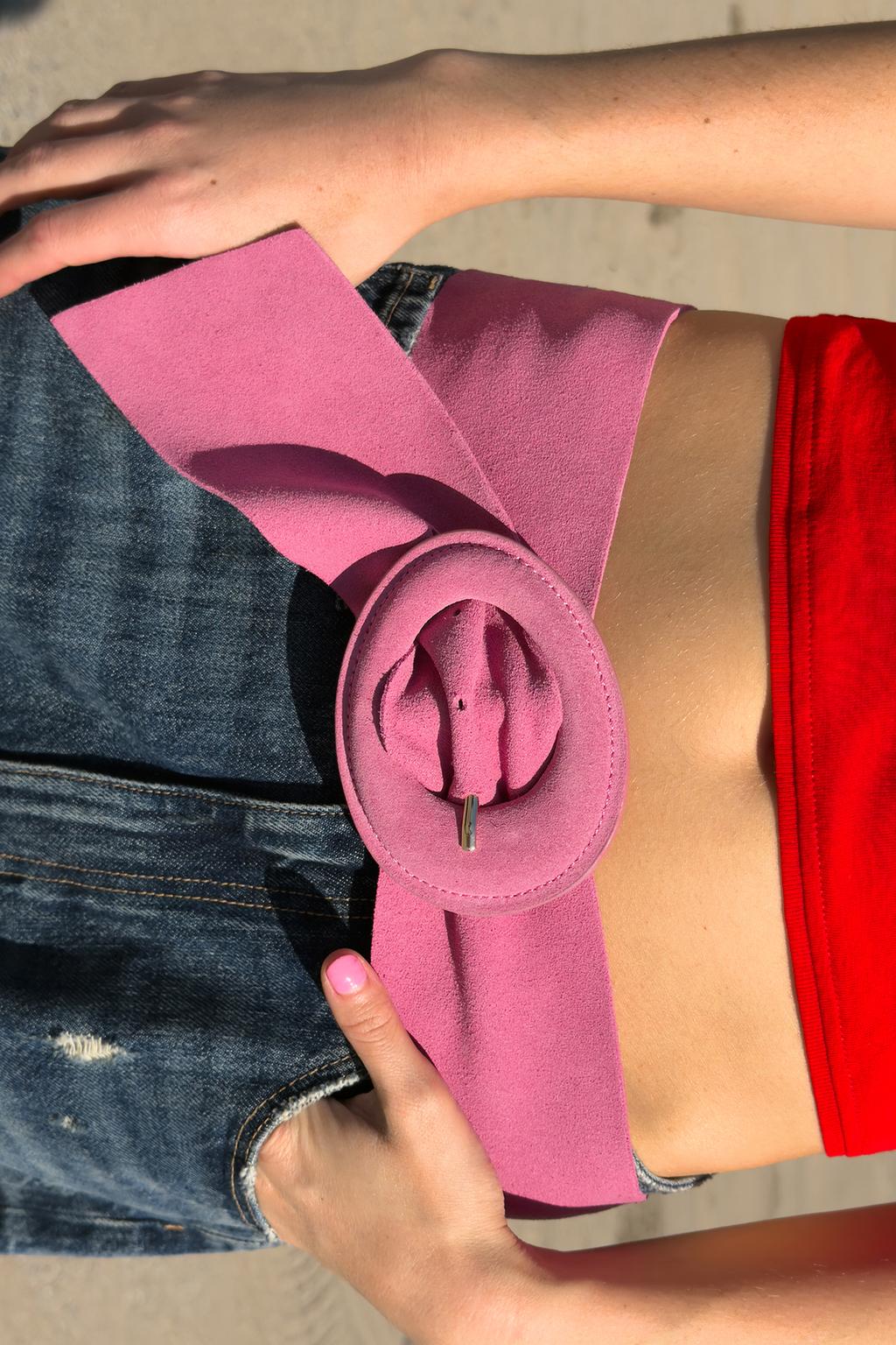 РЕМЕНЬ ИЗ 100% ЗАМШИ С ОБТЯНУТОЙ ПРЯЖКОЙ