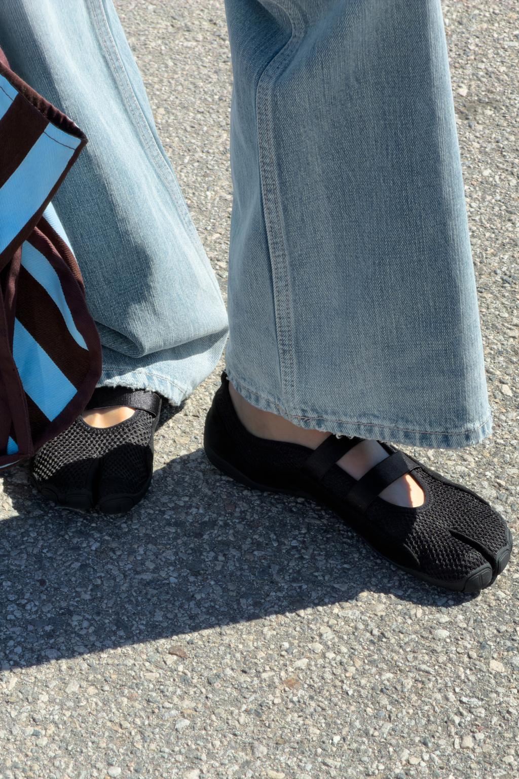 БАЛЕТКИ С ЭЛАСТИЧНЫМИ РЕМЕШКАМИ