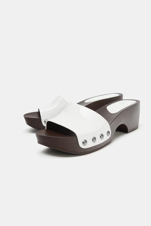 Босоножки на танкетке из лакированной кожи- Заказать в России