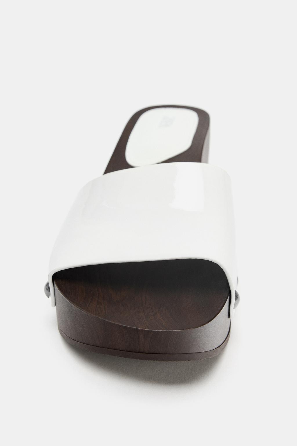 БОСОНОЖКИ НА ТАНКЕТКЕ ИЗ ЛАКИРОВАННОЙ КОЖИ