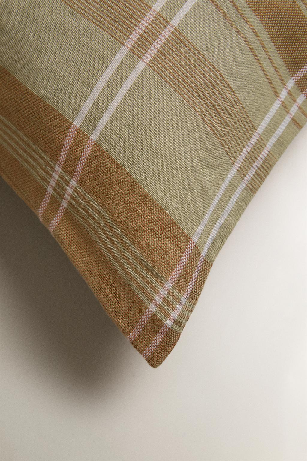 Чехол на подушку в клетку