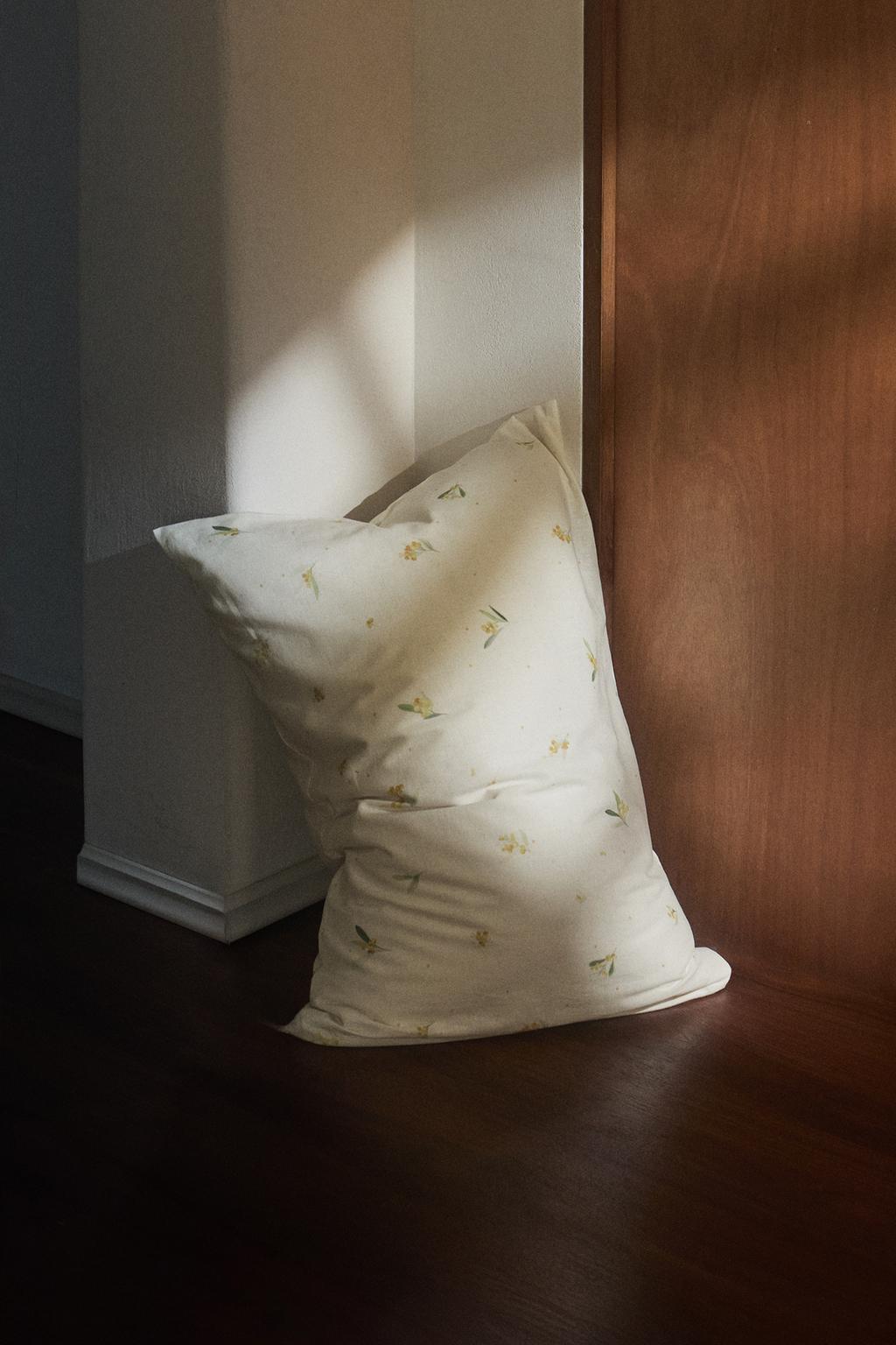 Наволочка из льна и хлопка с принтом мини-мимозы