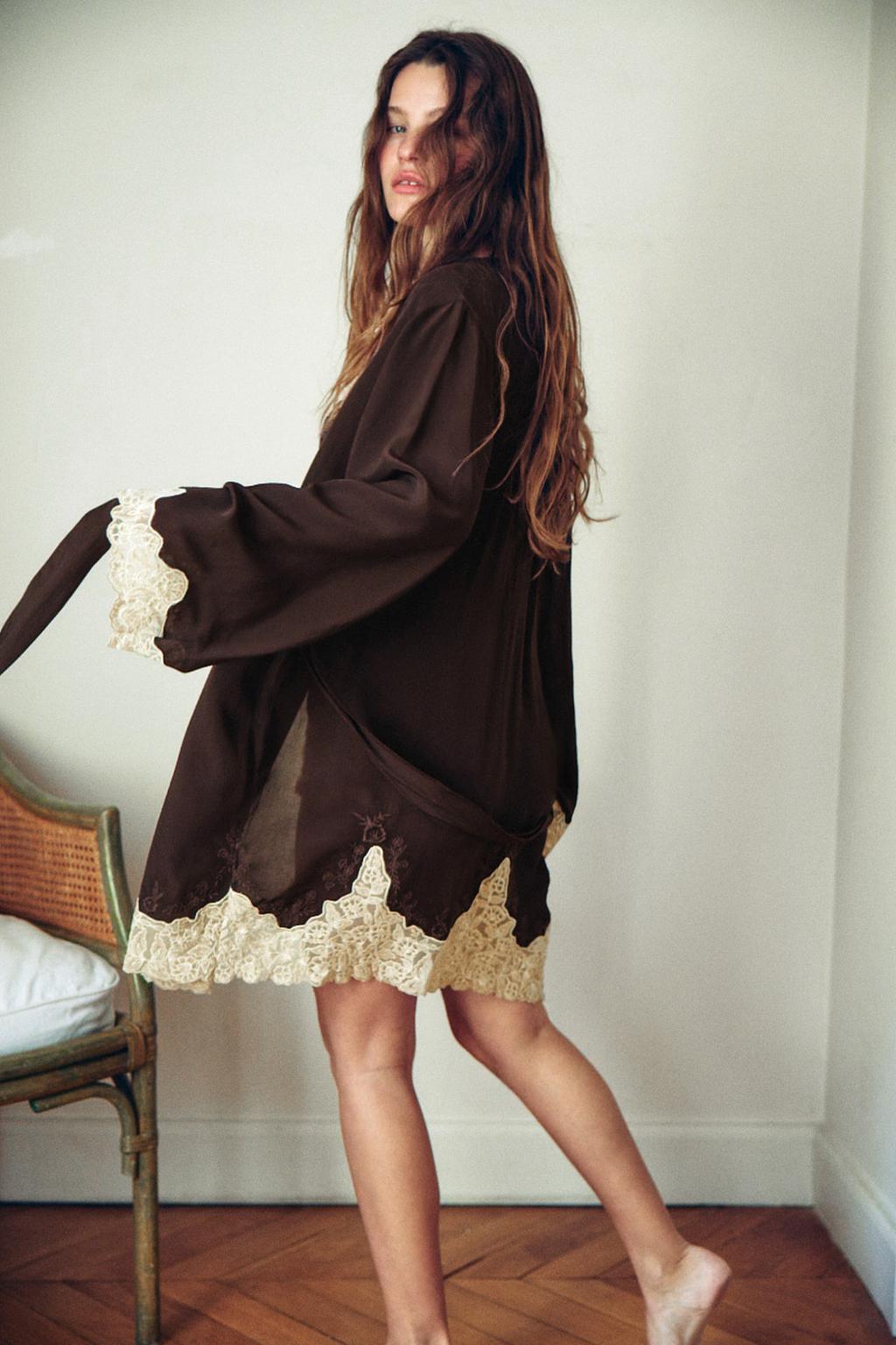 ХАЛАТ ИЗ 100% ВИСКОЗЫ С ВЫШИВКОЙ И КРУЖЕВОМ