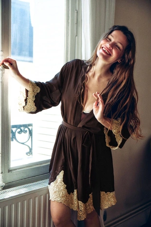 Халат из 100% вискозы с вышивкой и кружевом- Заказать в России