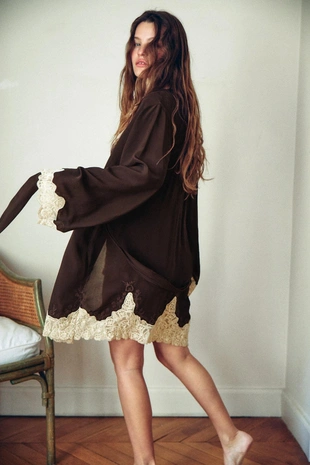 Халат из 100% вискозы с вышивкой и кружевом- Заказать в России