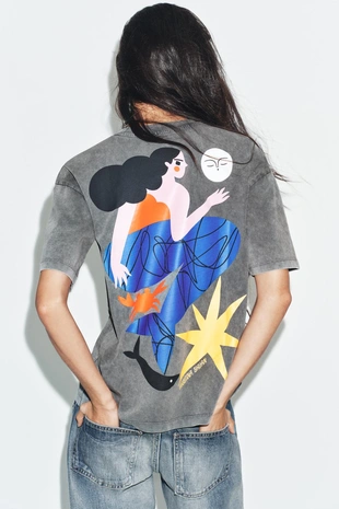 Футболка с эффектом потертости и принтом Agustina Shuan- Заказать в России