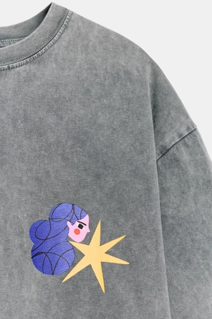 Футболка с эффектом потертости и принтом Agustina Shuan- Заказать в России