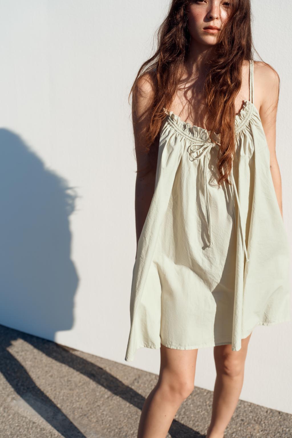 МИНИ-ПЛАТЬЕ ИЗ ПОПЛИНА НА БРЕТЕЛЯХ