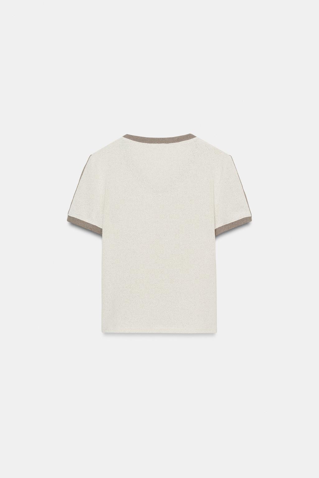 ФУТБОЛКА В СТИЛЕ РУСТИК С КОНТРАСТНЫМИ ДЕТАЛЯМИ