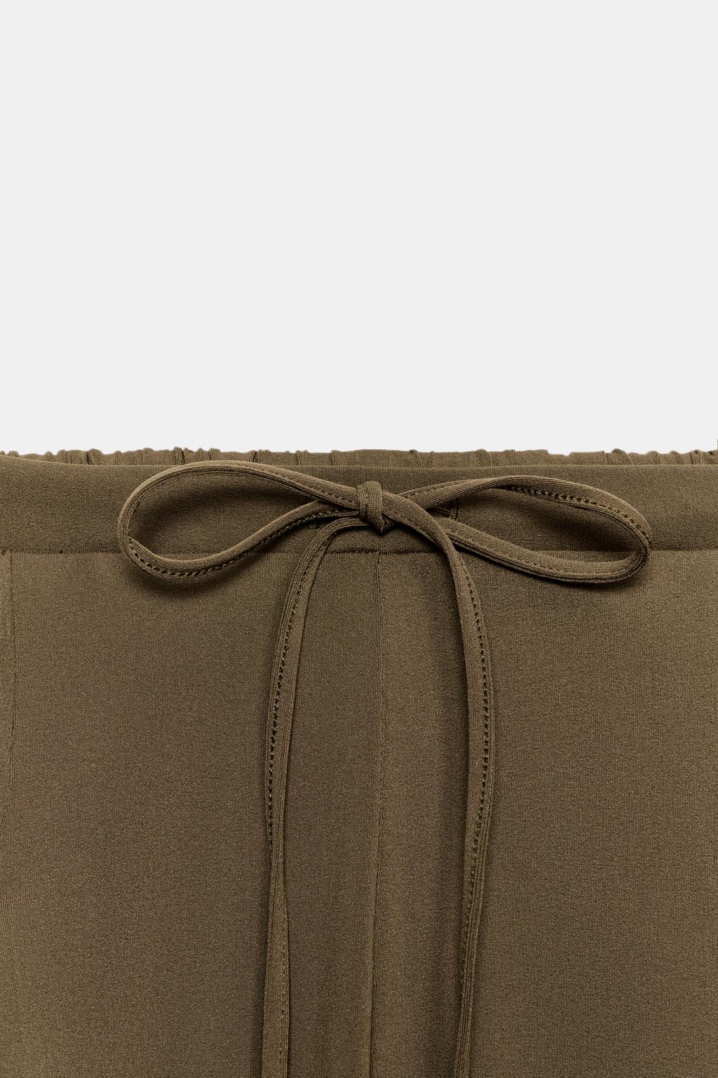 БРЮКИ С КАРМАНАМИ И ТЕКСТУРОЙ